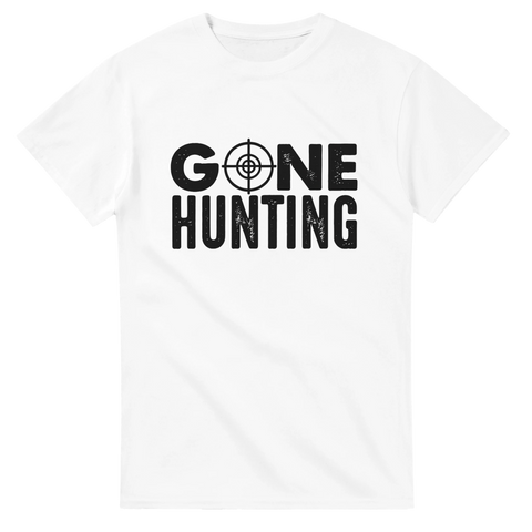 Vit t-shirt med svart text Gone Hunting och kikarsikte