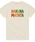 Beige T-shirt med texten “Hakuna Matata” i färgglada tropiska bokstäver.