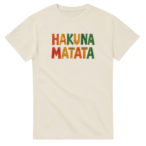 Beige T-shirt med texten “Hakuna Matata” i färgglada tropiska bokstäver.