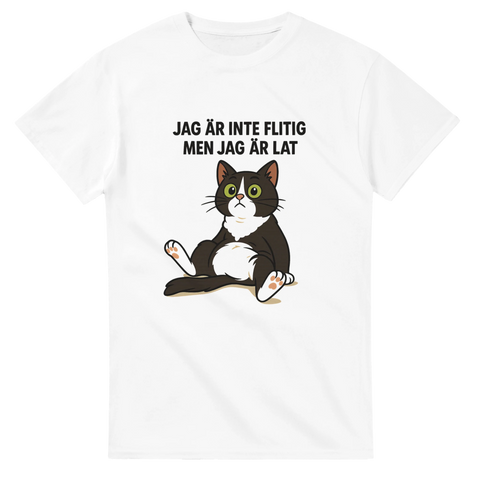 Vit t-shirt med sittande kattlåda och texten “Jag är inte flitig men jag är lat”