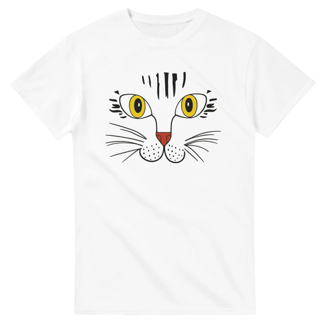 Vit t-shirt med tecknat kattansikte med gula ögon, morrhår och röd nos.