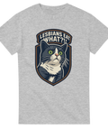 T-shirt med förvånad katt i sköld och texten "Lesbians eat what?!"