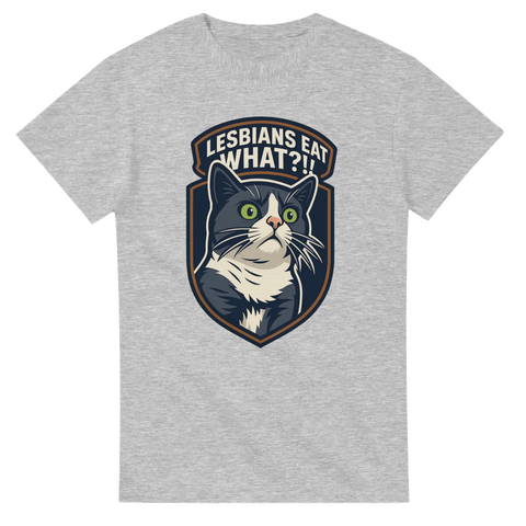T-shirt med förvånad katt i sköld och texten "Lesbians eat what?!"