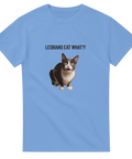 Ljusblå t-shirt med chockad katt och texten “Lesbians eat what?!”