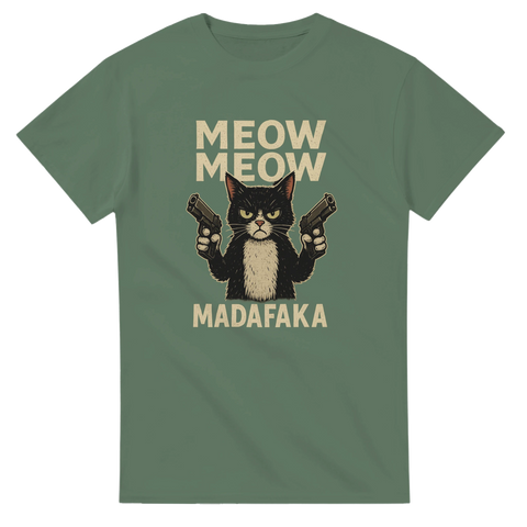 Grön t-shirt med tecknad svartvit katt som håller två pistoler och texten “Meow Meow Madafaka”