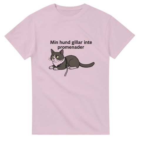 T-shirt med katt i koppel och texten Min hund gillar inte promenader
