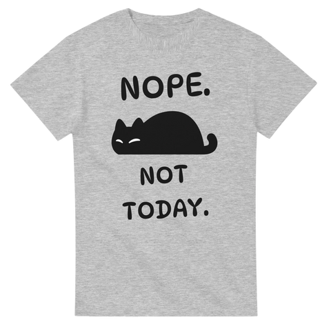 Grå t-shirt med svart silhuett av sovande katt och texten “Nope. Not today.”