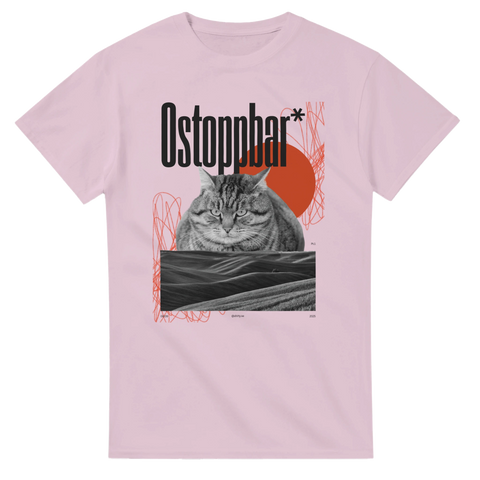 Modern t-shirt med konstnärligt kattmotiv och självsäker attityd