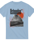 Blå t-shirt med grafiskt konstmotiv och katt, texten “Ostoppbar”
