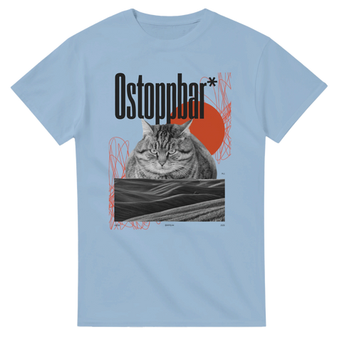 Blå t-shirt med grafiskt konstmotiv och katt, texten “Ostoppbar”