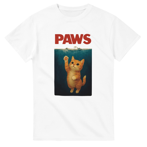 Vit t-shirt med katt som simmar upp från vattnet och texten “PAWS”