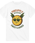 T-shirt med en ananas med solglasögon och texten “Pineapple Division – Sweet & Armed”