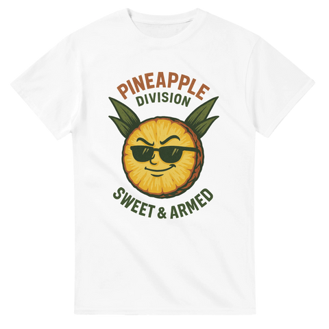 T-shirt med en ananas med solglasögon och texten “Pineapple Division – Sweet & Armed”
