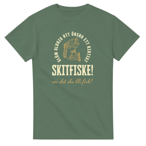 Militärgrön t-shirt med texten "Skitfiske! – om det ska bli fisk" och illustration av en fiskare med krok