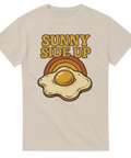 T-shirt med retrodesign av ett stekt ägg och texten "Sunny Side Up" mot en soluppgång i orange toner.
