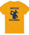 Gul T-shirt med blå siluett av en älg som dricker öl och texten “Swedish Beer Drinker”.