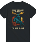 Svart T-shirt med motiv av en blå älg som sitter i fåtölj med en öl och texten “When the Moose is Blue the Beer is Cold”.