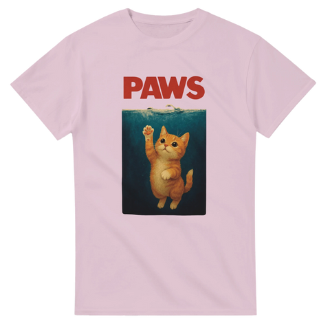 T-shirt med kattparodi på Jaws – röd text “PAWS” och söt katt i vattnet