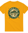 Gul t-shirt med vintagebadge av abborre, text "Perch Club – Est. 1956" med korslagda fiskespön