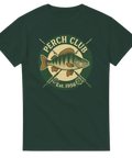 Mörkgrön t-shirt med vintagebadge av abborre, text "Perch Club – Est. 1956" med korslagda fiskespön