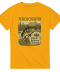 Gul t-shirt med abborre som hoppar framför skogssjö, text "Perch Country – Catch. Release. Repeat."