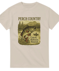 Sandfärgad t-shirt med abborre som hoppar framför skogssjö, text "Perch Country – Catch. Release. Repeat."