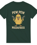 Rolig skogsgrön t-shirt med tecknad kyckling som håller två pistoler och texten "Pew Pew Madafaka"