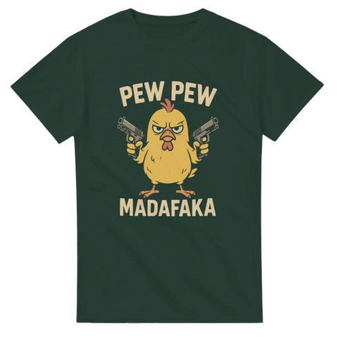 Rolig skogsgrön t-shirt med tecknad kyckling som håller två pistoler och texten "Pew Pew Madafaka"