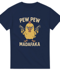 Rolig marinblå t-shirt med kyckling som håller två pistoler och texten "Pew Pew Madafaka".