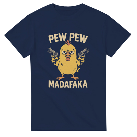 Rolig marinblå t-shirt med kyckling som håller två pistoler och texten "Pew Pew Madafaka".