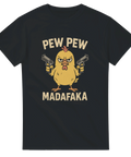 Rolig svart t-shirt med tecknad kyckling som håller två pistoler och texten "Pew Pew Madafaka" i beige stiliserad font.