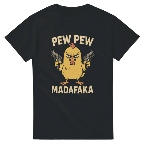 Rolig svart t-shirt med tecknad kyckling som håller två pistoler och texten "Pew Pew Madafaka" i beige stiliserad font.