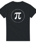 svart t-shirt med vit pi-symbol omgiven av pi-tal i cirkel