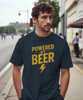 T-shirt med retro text Powered by beer i miljöbild