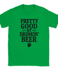 T-shirt med texten Pretty Good at Drinkin’ Beer och ett svart ölglas