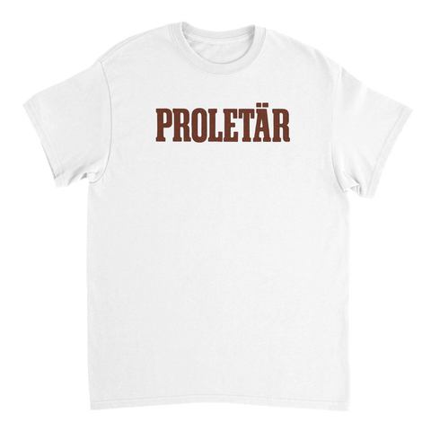 Textbaserat tryck med ordet PROLETÄR i brun retro-font – vit t-shirt