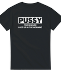 Svart t-shirt med vit text “Pussy – The reason I get up in the morning” i stilren design