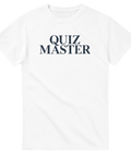 Stilren vit t-shirt med Quiz Master tryck i mörkblå vintage-stil