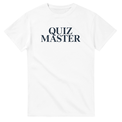 Stilren vit t-shirt med Quiz Master tryck i mörkblå vintage-stil