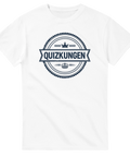 Vit t-shirt med Quizkungen tryck i form av ett runt emblem