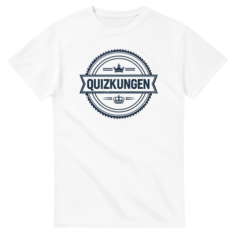 Vit t-shirt med Quizkungen tryck i form av ett runt emblem