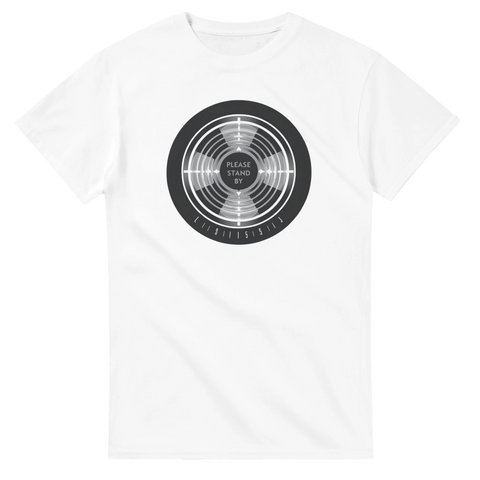 Vit t-shirt med rund svart testbild och texten Please Stand By