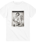 Vit t-shirt med ett svartvitt print av ett leende par vid frukostbordet, där kvinnan häller te och mannen håller en tidning.
