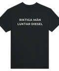 T-shirt med texten Riktiga män luktar diesel för raggare och bönner