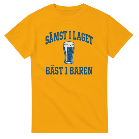 Gul t-shirt med texten "Sämst i laget, bäst i baren" och en ölsejdel

