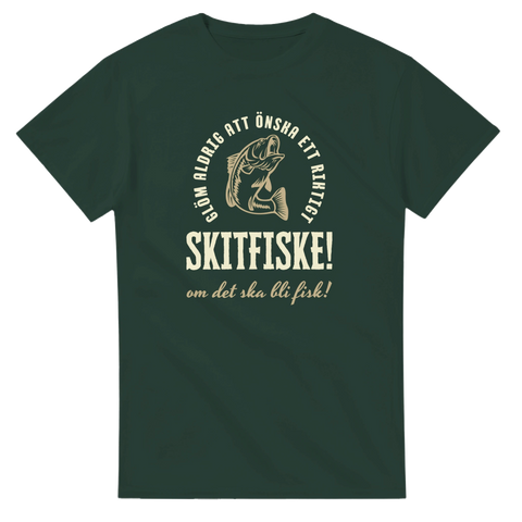 Mörkgrön t-shirt med texten "Skitfiske! – om det ska bli fisk" och illustration av en fiskare med krok