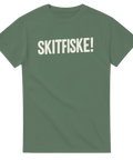 Skitfiske! text i vit blocktypografi på en olivgrön t-shirt