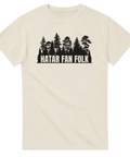 Beige t-shirt med svart siluett av skog och texten “HATAR FAN FOLK”