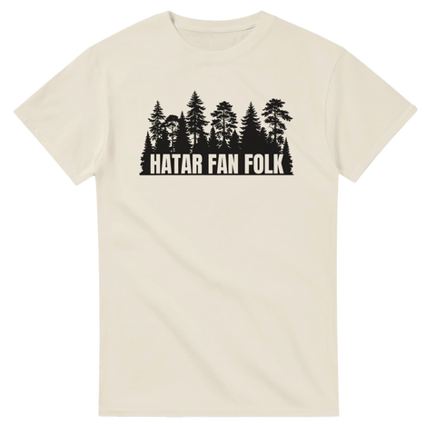 Beige t-shirt med svart siluett av skog och texten “HATAR FAN FOLK”