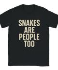 Snakes Are People Too tryck på svart t-shirt med stora blockbokstäver